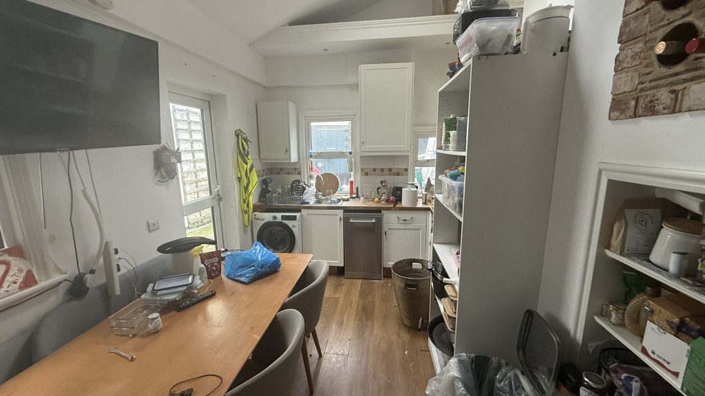 Lot: 116 - VACANT SPLIT-LEVEL MAISONETTE FOR INVESTMENT - Internal image of kitchen diner